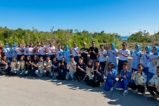 mahasiswa-kedokteran-undana-turun-ke-pesisir-kolaborasi-dengan-tni-al-selamatkan-ekosistem-mangrove-oesapa