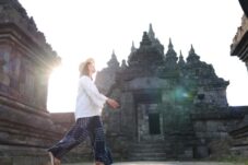 Candi Plaosan atau dikenal dengan Candi Kembar menjadi ikon utama Desa Sejahtera Astra Bugisan yang terletak di Kecamatan Prambanan, Klaten, Yogyakarta