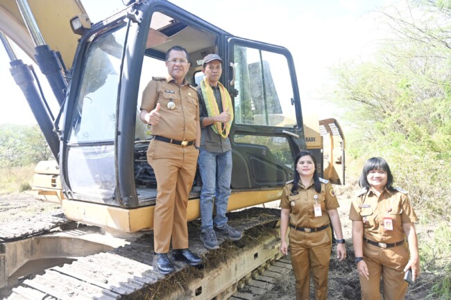 bupati-yosef-lede-pimpin-cetak-sawah-baru-77-hektare-di-oelatimo-dorong-produksi-pangan-dan-kebangkitan-ekonomi-petani