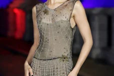 zendaya-kenakan-gaun-vintage-giorgio-armani-berusia-35-tahun-di-premier-spider-man-langsung-jadi-sorotan-dunia-fashion
